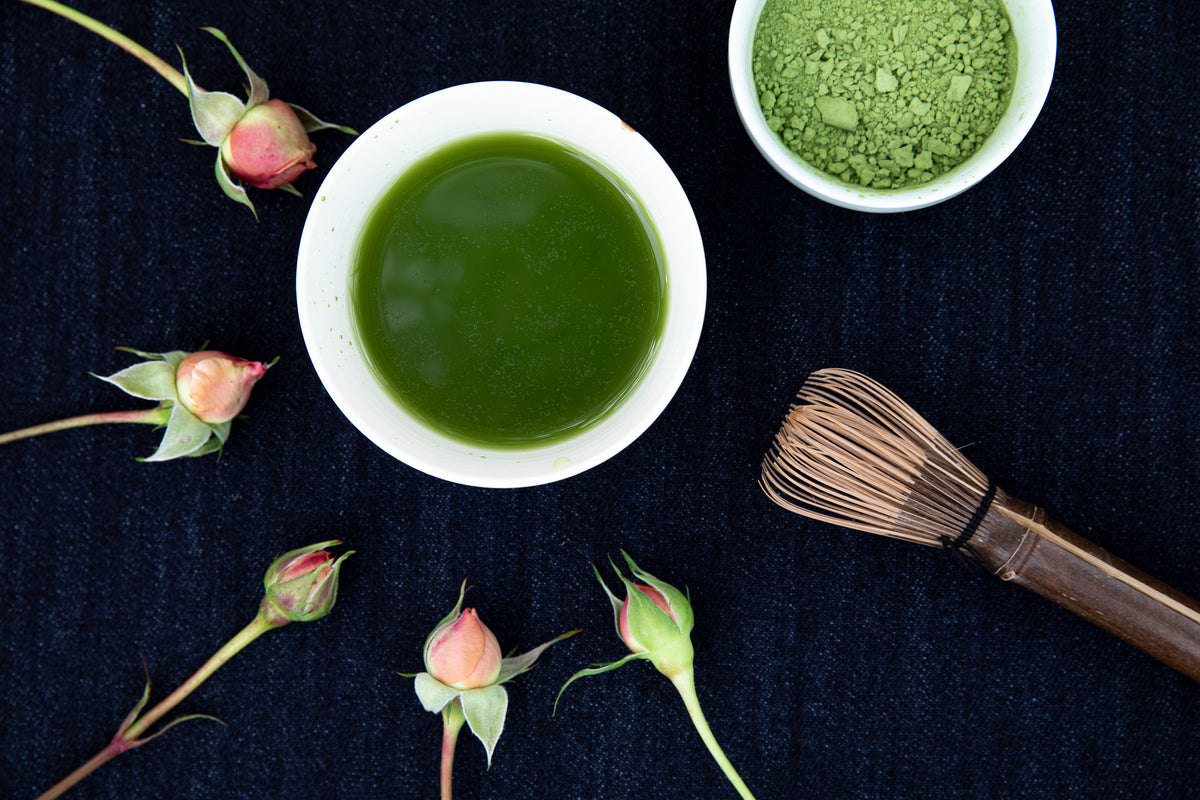 Matcha-Tee mit Rosenknospen